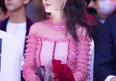 李沁这四套穿搭超美（30岁李沁依旧很甜美）