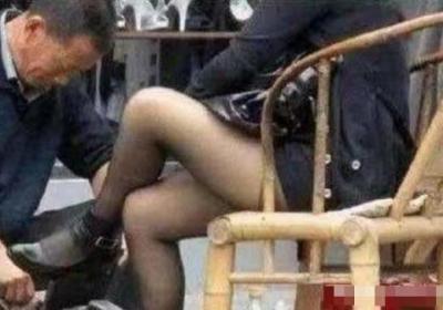 南京路边修鞋大爷（修鞋大爷为妙龄女子擦鞋）