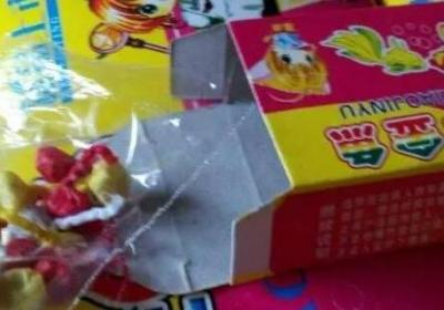 小金鱼摔炮可以用手捏吗