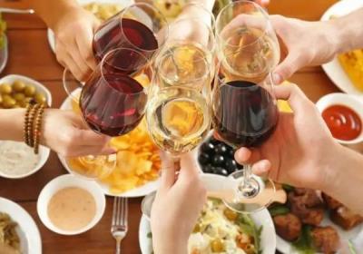 喝酒的经典幽默句子，适合喝酒时说的幽默语录原创