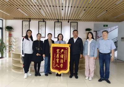 遥墙中学学生家长送来沉甸甸的礼物