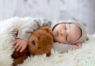 新生儿跟大人睡大床吗 婴儿睡觉光脚还是穿袜子