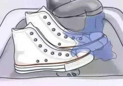 ​火锅油弄在白鞋子上怎么办小妙招视频 火锅油弄在白鞋子上怎么办小妙招图片