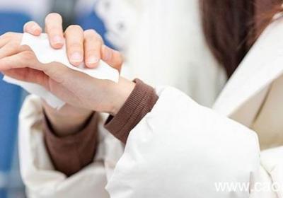 白色羽绒服洗完有黄印子怎么处理 白色羽绒服洗完有黄印子怎么办