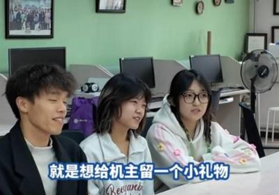 大连理工四学子拾金不昧拍视频暖还手机