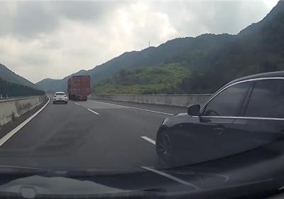 国庆出行高峰警惕违法变道 驾驶人强行加塞酿事故被追责