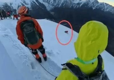 未报备登山5588米雪峰男子滑坠身亡