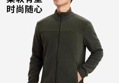 迪卡侬男士军绿摇粒绒外套拼团低至65.9元