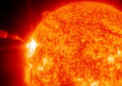 圣安德鲁斯大学发现太阳耀斑粒子温度远超预期，破解光谱线加宽之谜