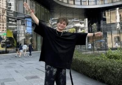 小高和刚深圳遇误会，签名明信片化解风波