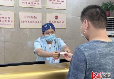 点赞河北 | 沧州“00后”护士飞身跃上移动平车，9分钟教科书式救援挽回患者一条命