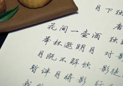 乱花渐欲迷人眼描写的是什么季节 乱花渐欲迷人眼是哪个季节