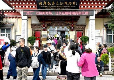红色资源“燃”暑期 迪庆旅游添魅力