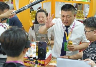 聚焦长春农博会 ｜达人带队“云逛展”！展位直售实时互动