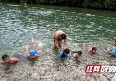 新化油溪桥村“改禁为导” 暑期游泳训练营守护孩子安全