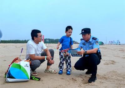 秦皇岛海防：进沙滩浴场为群众讲解防海蜇安全知识