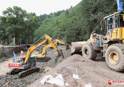 记者直击甘肃榆中县山洪灾害 省道104线正在全力抢修