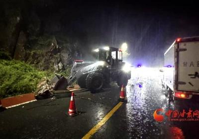 兰州公路事业发展中心正在全力抢修通往榆中山洪区域的道路