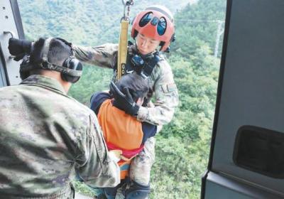 北京：空军搜救直升机投入密云灾后重建