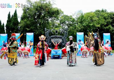 三国文化薪火相传 成都世运会火炬穿越武侯祠