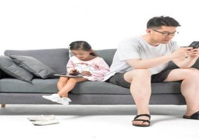 两岁宝宝玩手机的危害孩子喜欢玩手机的原因