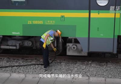 高温下的劳动者｜50℃铁轨上的列车“供水人”