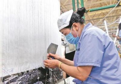 【活力中国调研行】一双手万千线 经纬之间织“毯”途