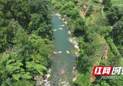 湘西凤凰：激情漂流享清凉 夏日消暑好选择
