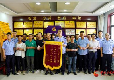 阳光下的守护：锦旗背后的暖“薪”故事