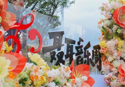 昆明东风广场现创意打卡点 市民沉浸“花乐”时光