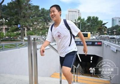 第一个跑进人民广场的， 是位14岁的长春少年