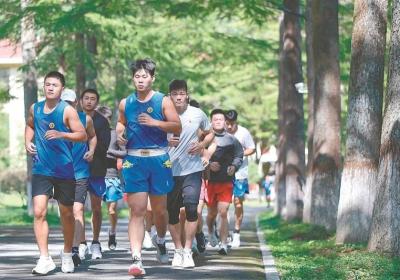 安徽省男子散打队进行体能训练