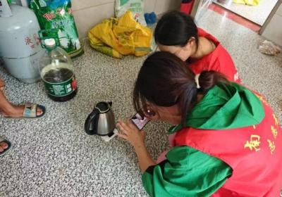 南华学子“三下乡”：把健康课搬进村民家