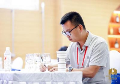 报效祖国 建功西部丨在葡萄园，年轻酿酒师为“紫色名片”添彩