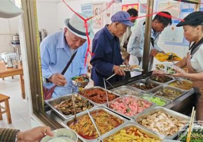 云南永德：“老年幸福食堂”解决老人“吃饭难”问题