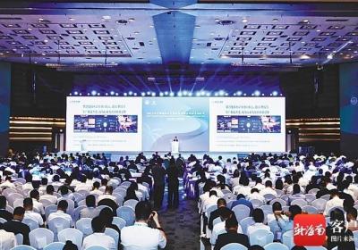 2025港航企业发展论坛：首次发布华商能源三翼式硬质风帆产品