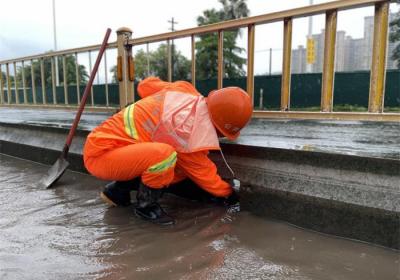 罗源公路中心：台风天党员冲锋在前，他用双手疏通排水
