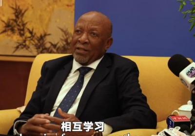 “理解不同文化，才能助力世界和平”