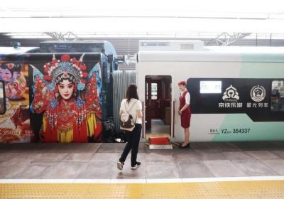 坐着火车去旅游！京津冀首列观光列车出发