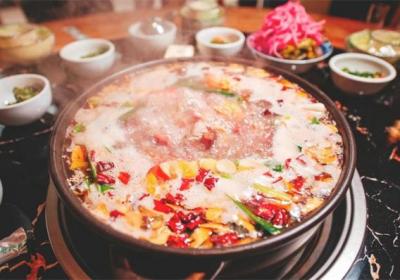 【早安云南·滇味】富源酸菜猪脚：一锅煮出云南烟火味