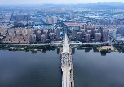 吉林红旗大桥创新钢拱肋侧转施工，建设提速