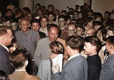 新发现毛主席和外国朋友在一起的照片：为什么我们的朋友遍天下？