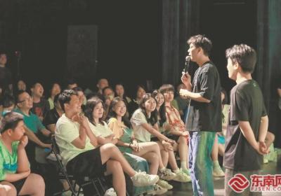 从小众到大众，脱口秀凭啥让人为快乐买单？