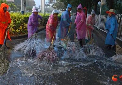 应对强降雨 兰州连夜多方合力清淤保畅