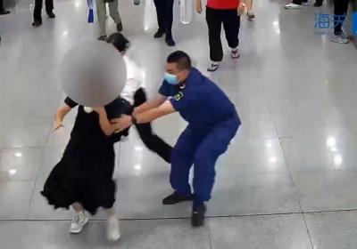 绑藏102台手机进境，见海关查验女子秒弃娃逃窜