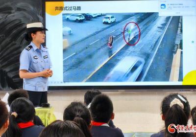 知危险、会避险 兰州交警开展暑假交通安全宣传