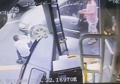 超硬核！公交司机秒变 “灭火侠” 长春 G233 路公交驾驶员扑灭私家车火情
