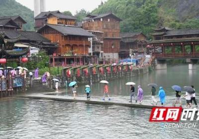 古丈县墨戎苗寨迎暑期旅游热潮