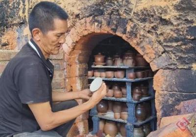 云南凤庆：百年窑火不熄 老手艺“烧”出新市场