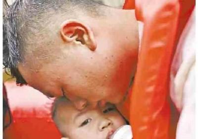 洪水中的接力救援：肇庆怀集一岁半幼儿高烧41℃ 众人协力送医